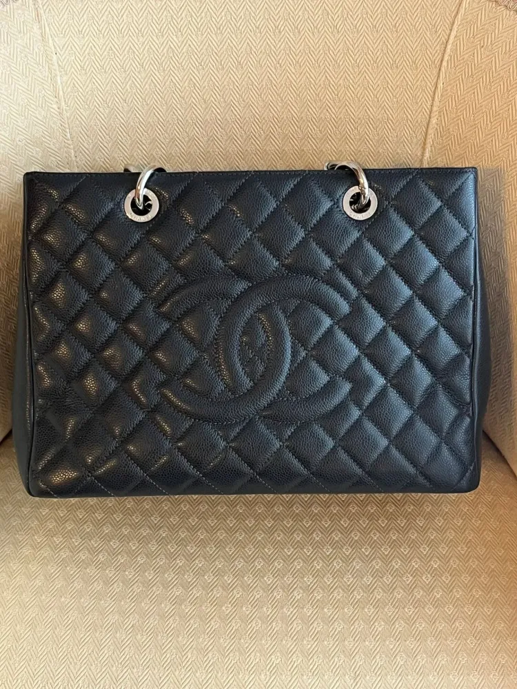 Vente de maroquinerie à Cannes